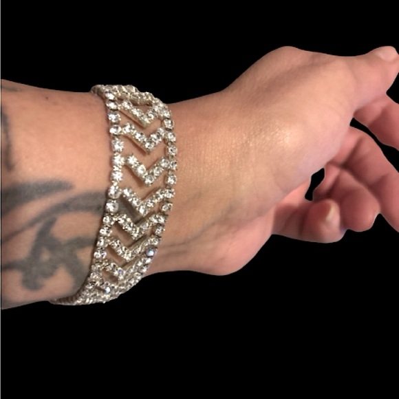 Elegant Silver Crystal Bracelet - Picture 2 of 9